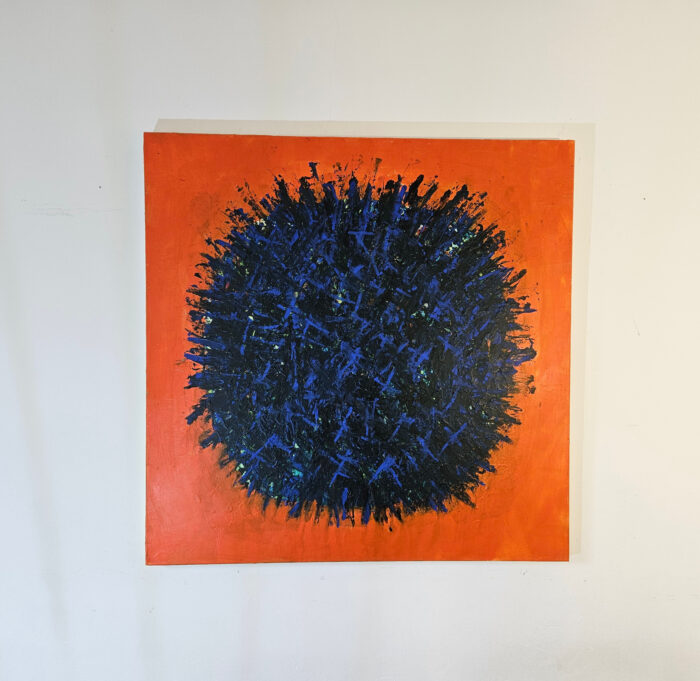 Big Bang bleu foncé sur fond orange peinture acrylique sur toile 100x100cm – Image 2