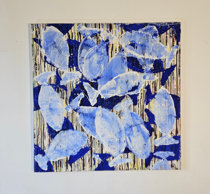 Poisson blancs et bleus sur fond strié peinture acrylique sur toile 100x100cm – Image 2