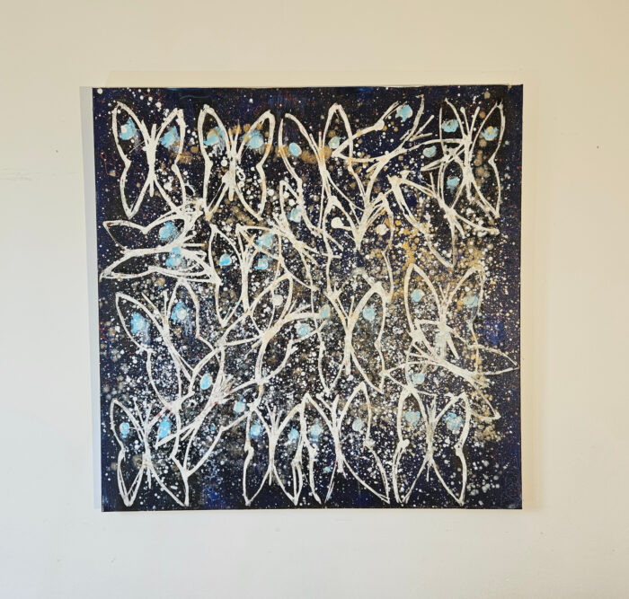 Papillons bleus et blancs sur fond bleu foncé peinture acrylique moderne sur toile 100x100cm – Image 2
