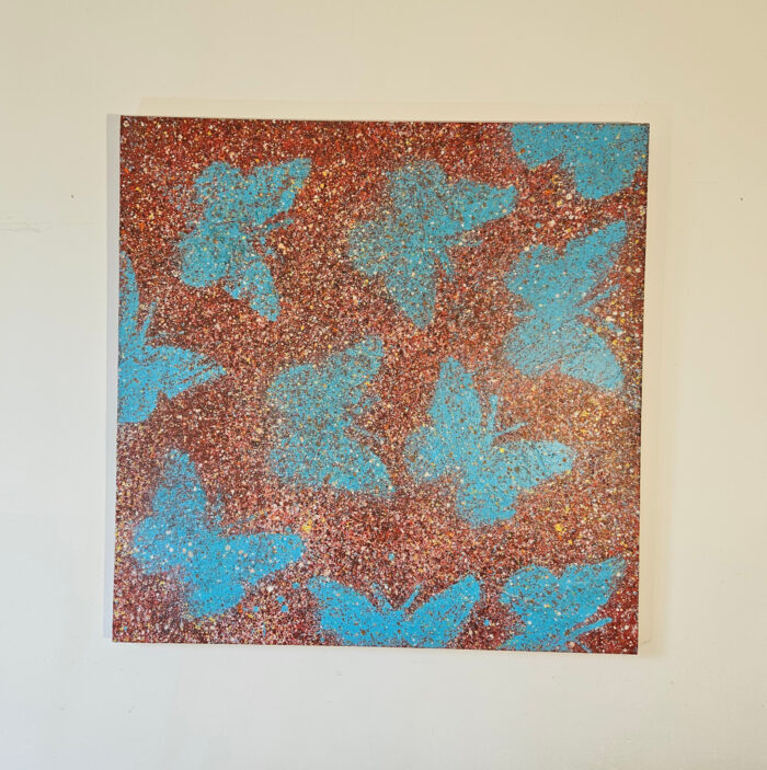 Papillons bleus sur fond rouge peinture moderne acrylique sur toile 100x100cm – Image 2