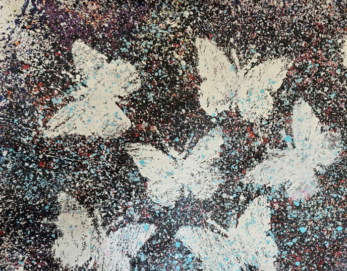 Représentation de papillons blancs sur fond bleu peinture acrylique sur toile 212x164cm – Image 3