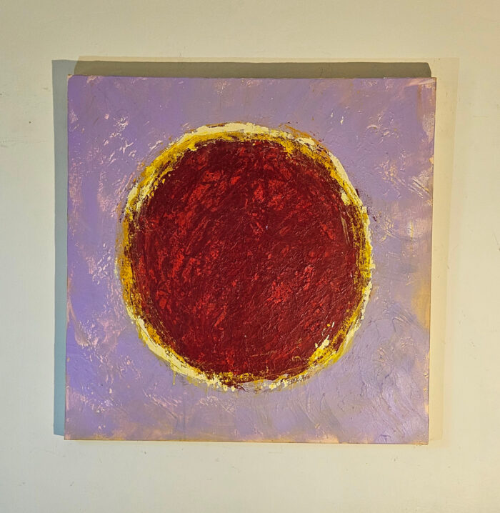 Big Bang abstrait rouge et jaune sur fond violet peinture acrylique sur toile 100x100cm – Image 2