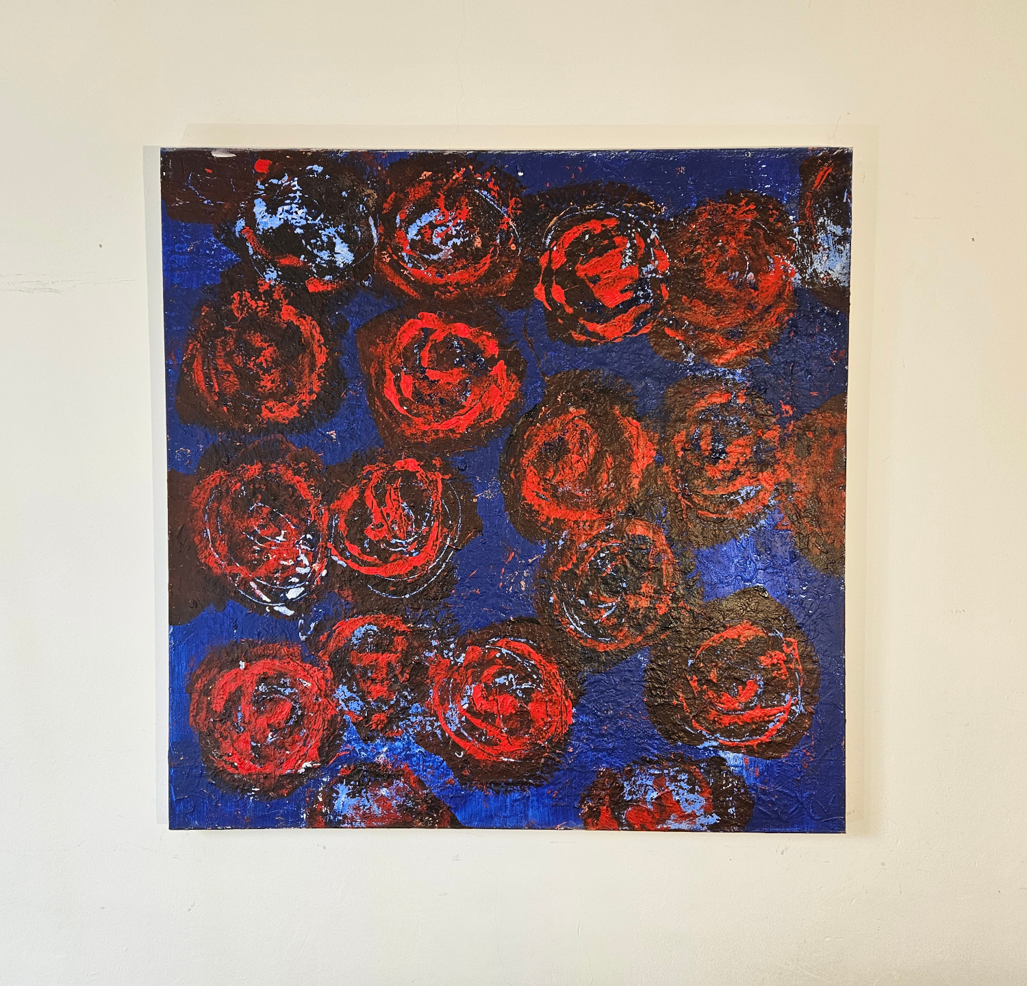 Grandes roses rouges sur fond bleu acrylique sur toile 100x100cm – Image 2