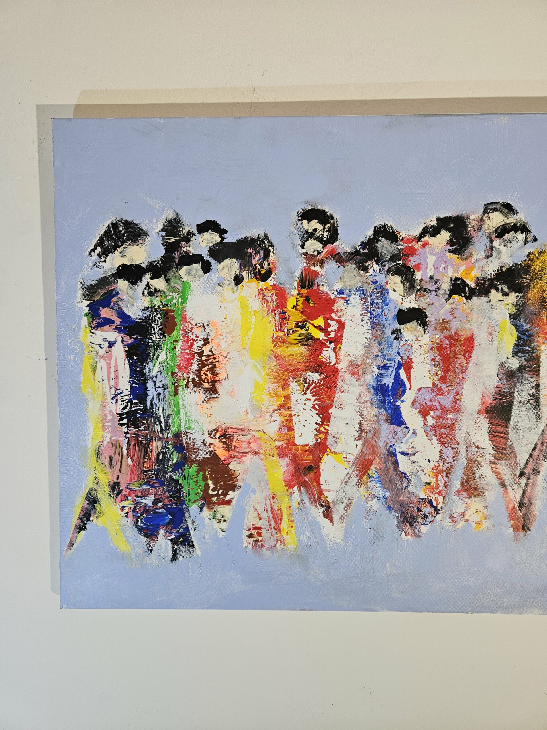 Hommes qui marchent, foule sur fond bleu clair, personnages, peinture acrylique sur toile 50x100cm – Image 3