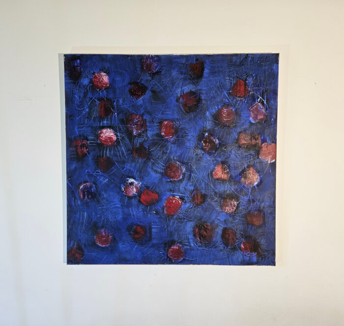 Fleurs rouges sur fond bleu acrylique sur toile 100x100cm – Image 2