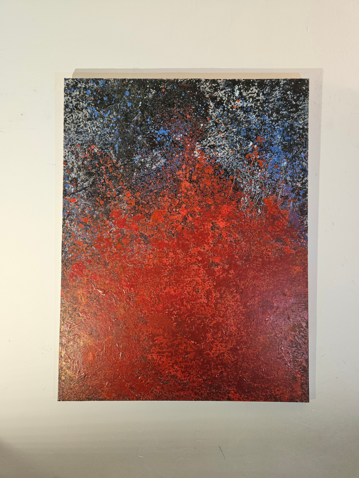 Explosion de rouge sur fond noir et bleu peinture acrylique sur toile 116x89cm – Image 2